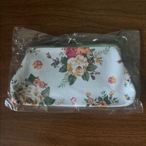 NWOT No Label White Elegant Floral Canvas Coin Purse with Kiss Lock